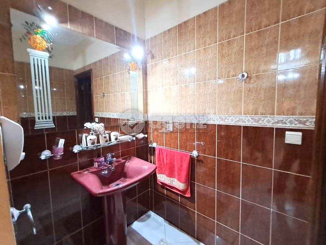 Fabulous house for sale in Californie. 9 rooms. Carpark, Balcony