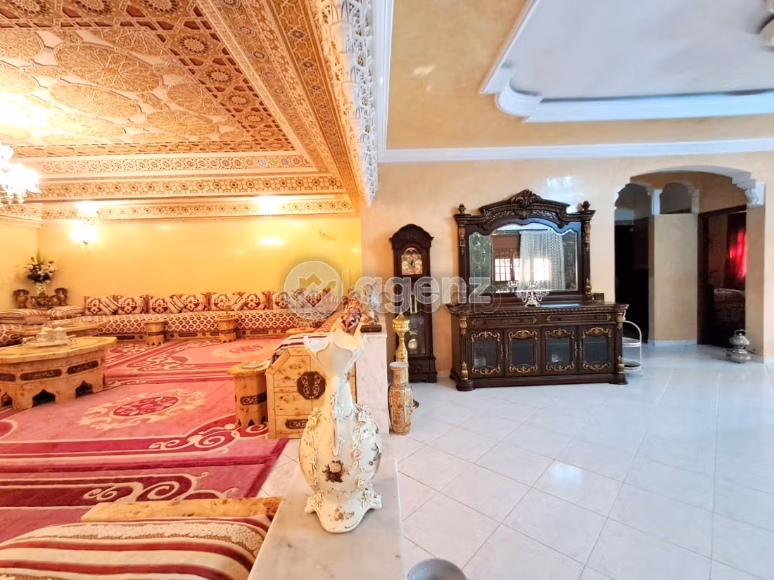 Fabulous house for sale in Californie. 9 rooms. Carpark, Balcony
