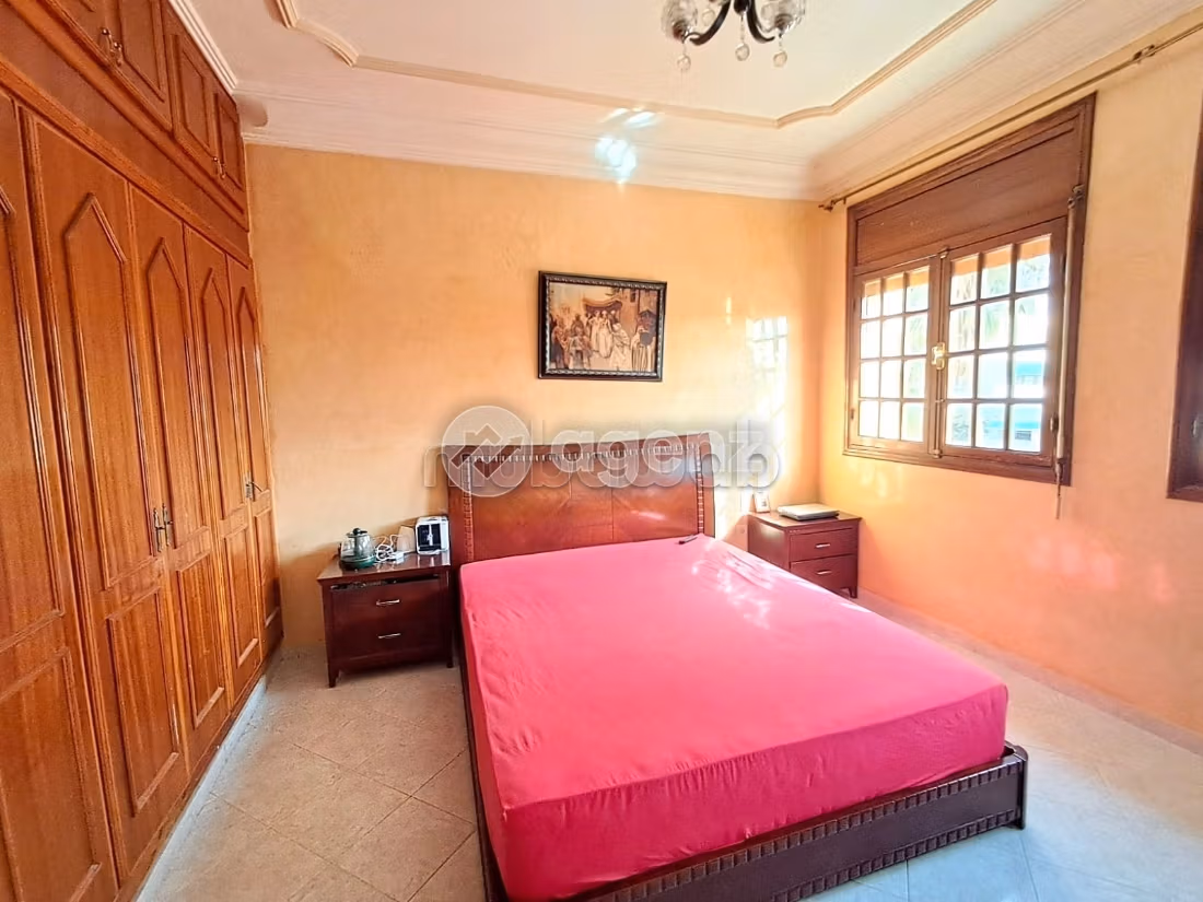 Fabulous house for sale in Californie. 9 rooms. Carpark, Balcony