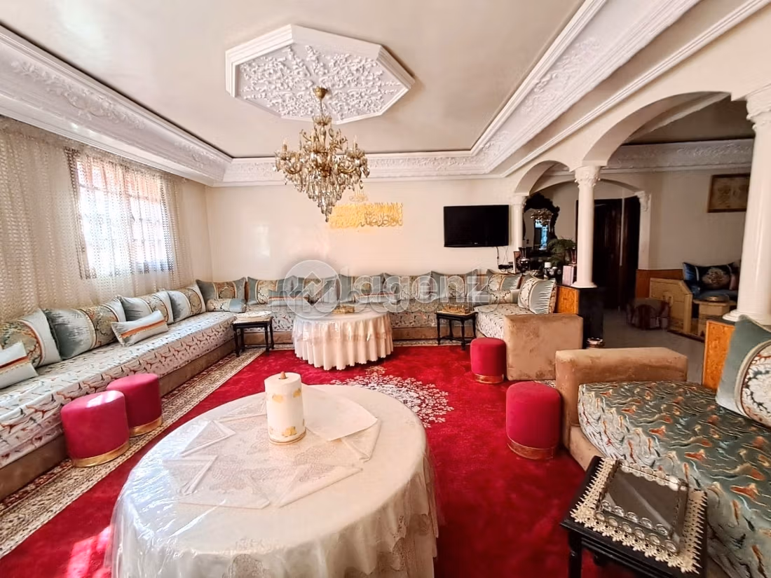 Fabulous house for sale in Californie. 9 rooms. Carpark, Balcony