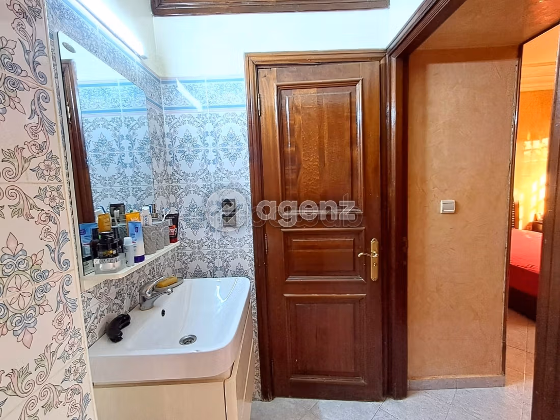 Fabulous house for sale in Californie. 9 rooms. Carpark, Balcony