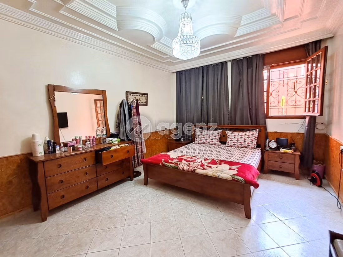 Fabulous house for sale in Californie. 9 rooms. Carpark, Balcony