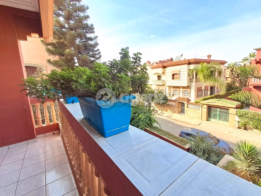 Fabulous house for sale in Californie. 9 rooms. Carpark, Balcony