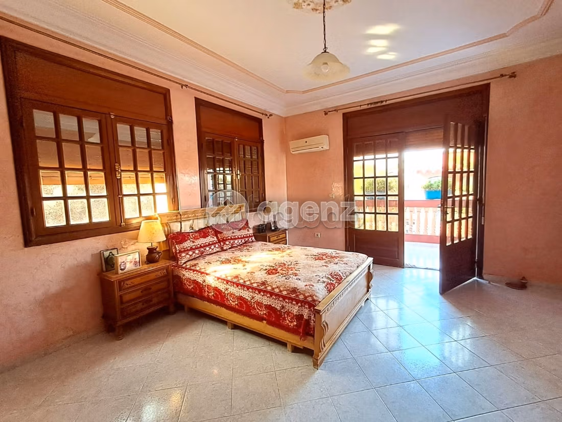 Fabulous house for sale in Californie. 9 rooms. Carpark, Balcony