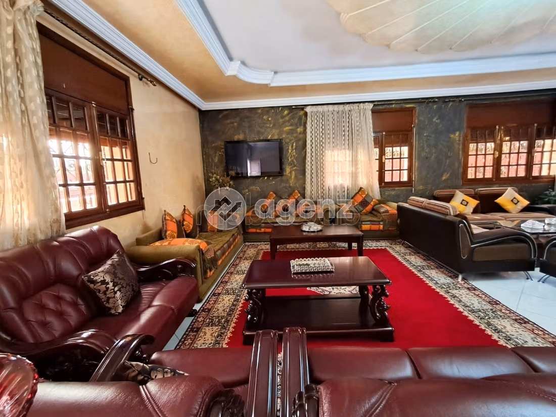 Fabulous house for sale in Californie. 9 rooms. Carpark, Balcony