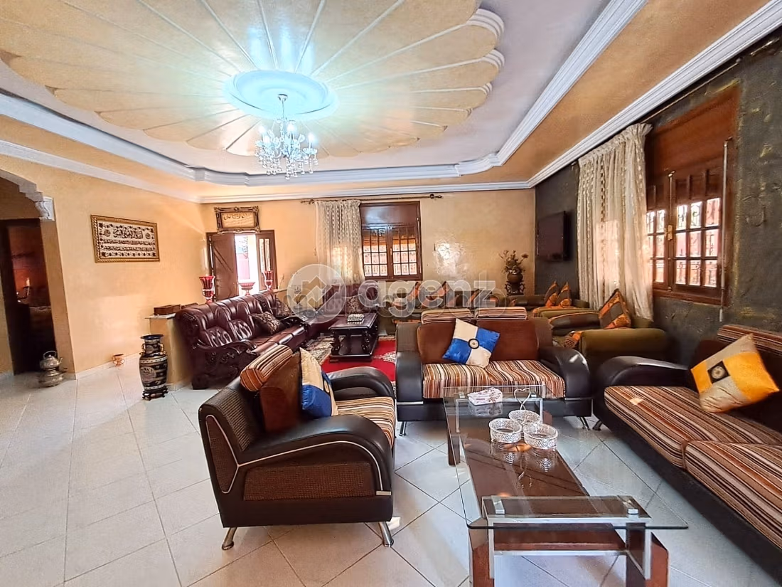Fabulous house for sale in Californie. 9 rooms. Carpark, Balcony