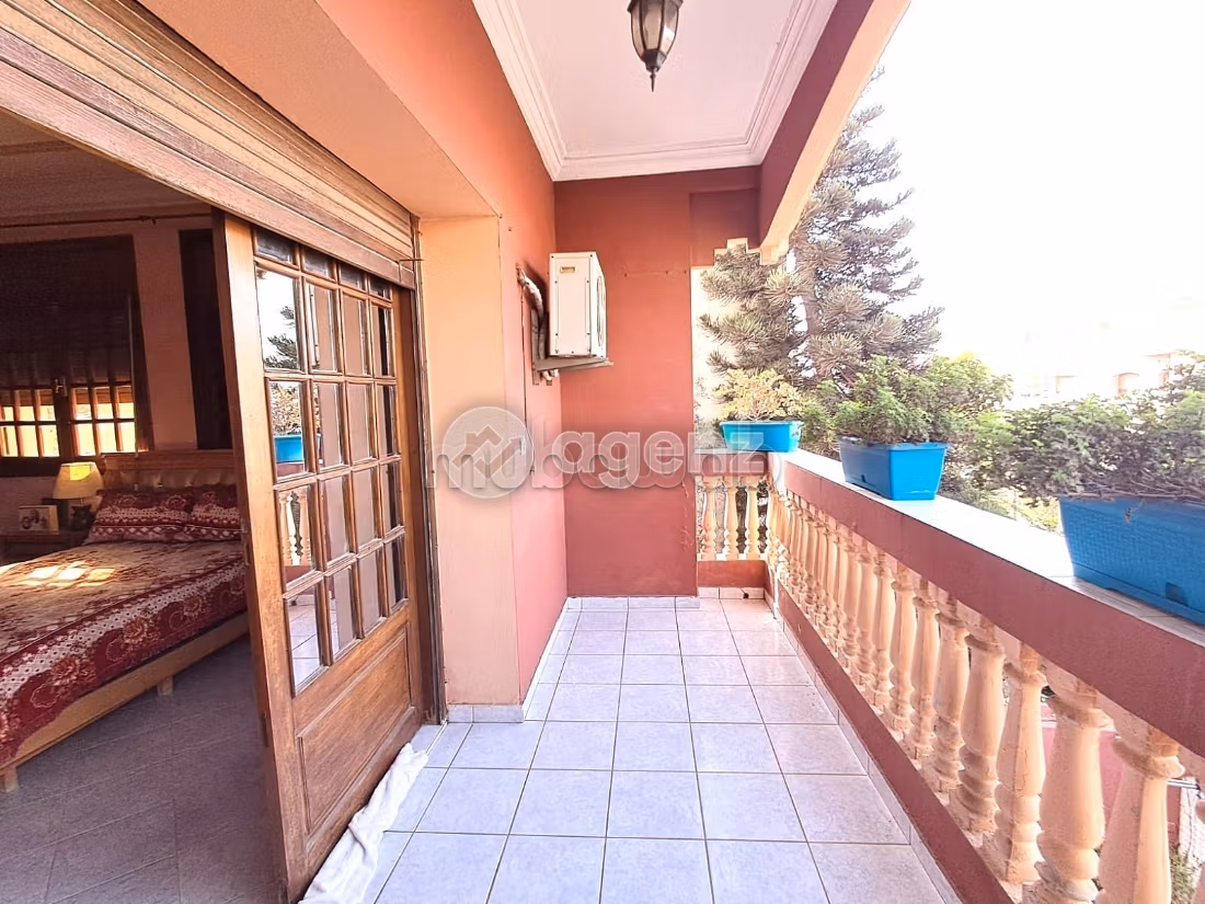 Fabulous house for sale in Californie. 9 rooms. Carpark, Balcony