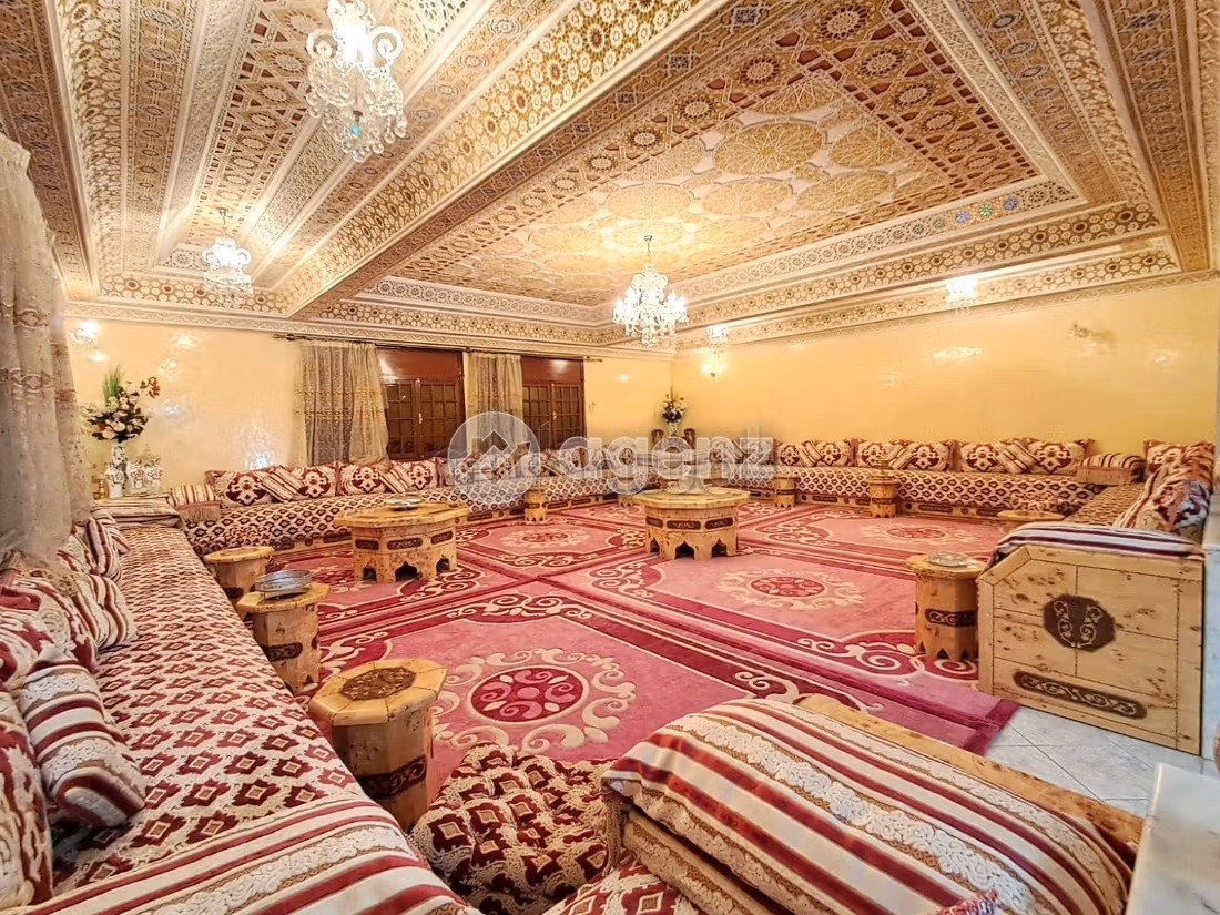 Fabulous house for sale in Californie. 9 rooms. Carpark, Balcony