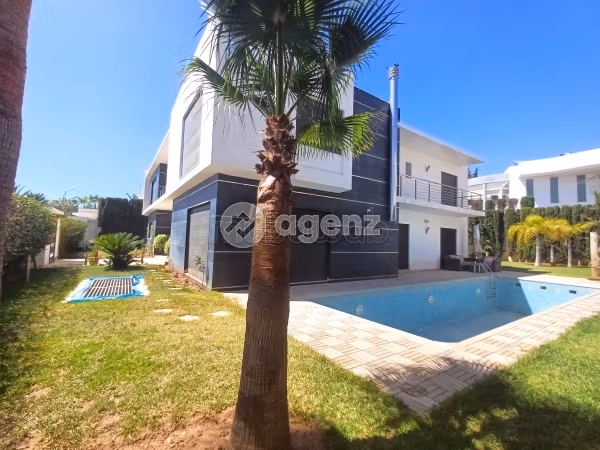Eccezionale villa in vendita a Illigh. Superficie totale 1007 m². Impianto di aria condizionata e piscina