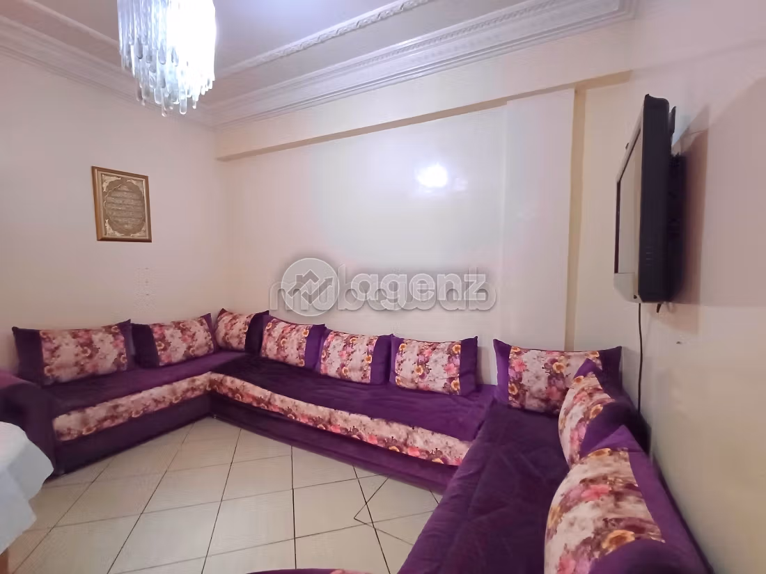 فيلا فخمة للبيع ب حي خلا. المساحة الكلية 221 م². موقف السيارات وشرفة