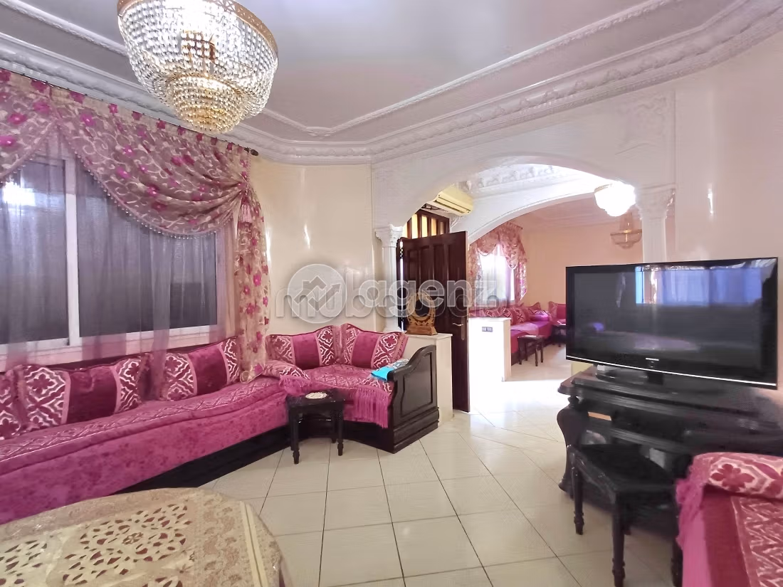 فيلا فخمة للبيع ب حي خلا. المساحة الكلية 221 م². موقف السيارات وشرفة