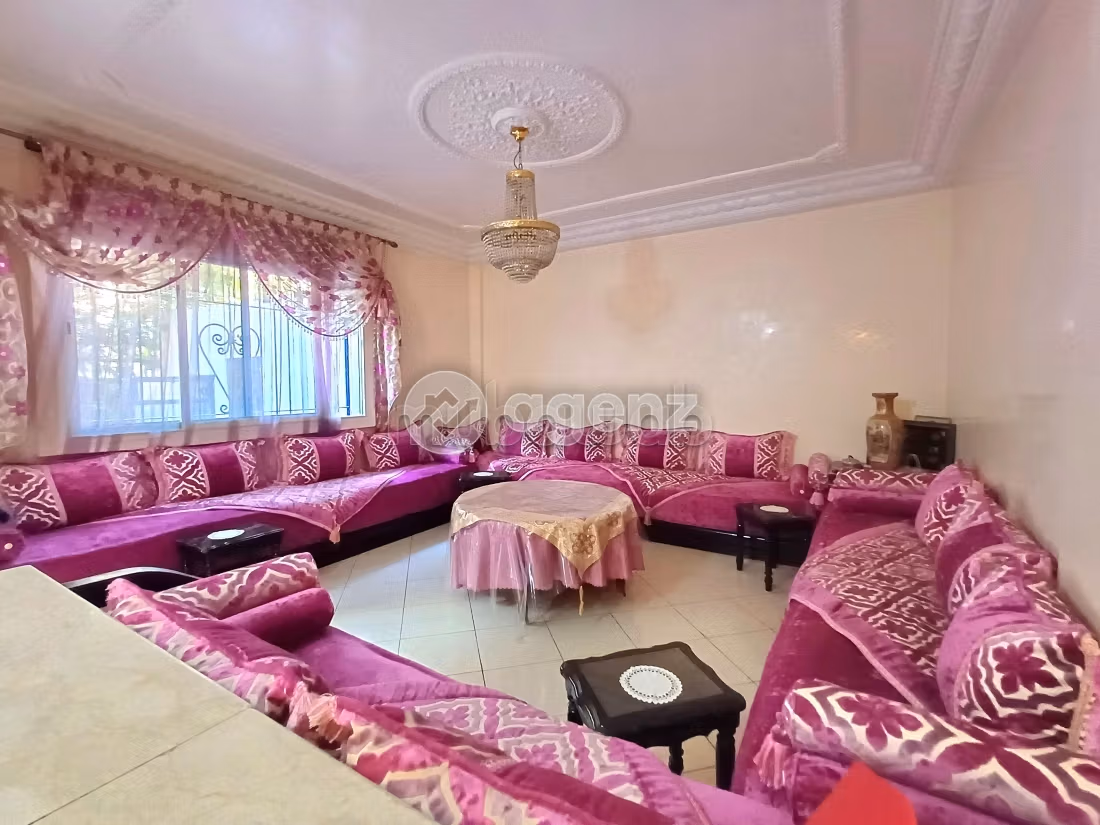 فيلا فخمة للبيع ب حي خلا. المساحة الكلية 221 م². موقف السيارات وشرفة