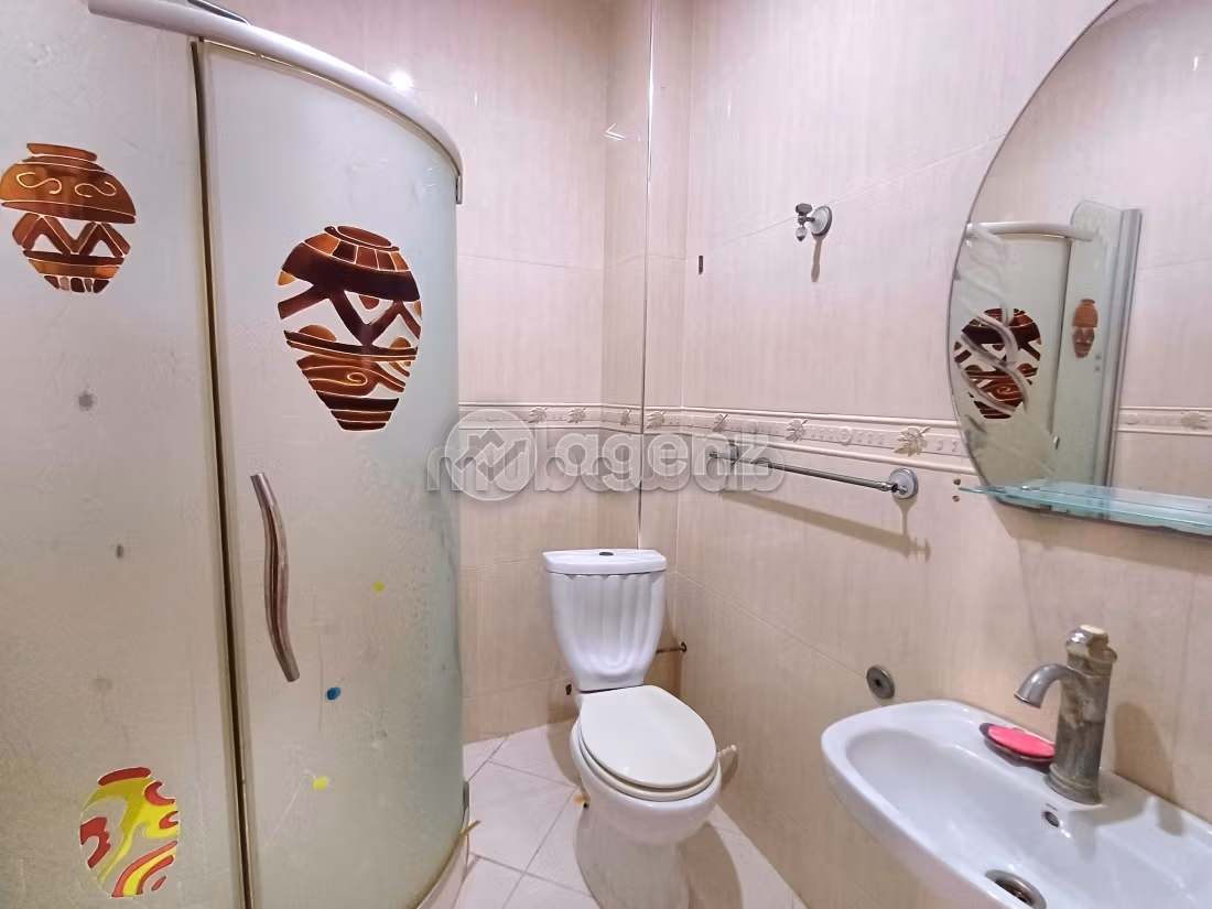 فيلا فخمة للبيع ب حي خلا. المساحة الكلية 221 م². موقف السيارات وشرفة
