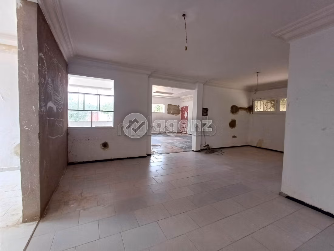 Luxury Villa for sale in Siusse. 6 rooms. Private garden, Cellar