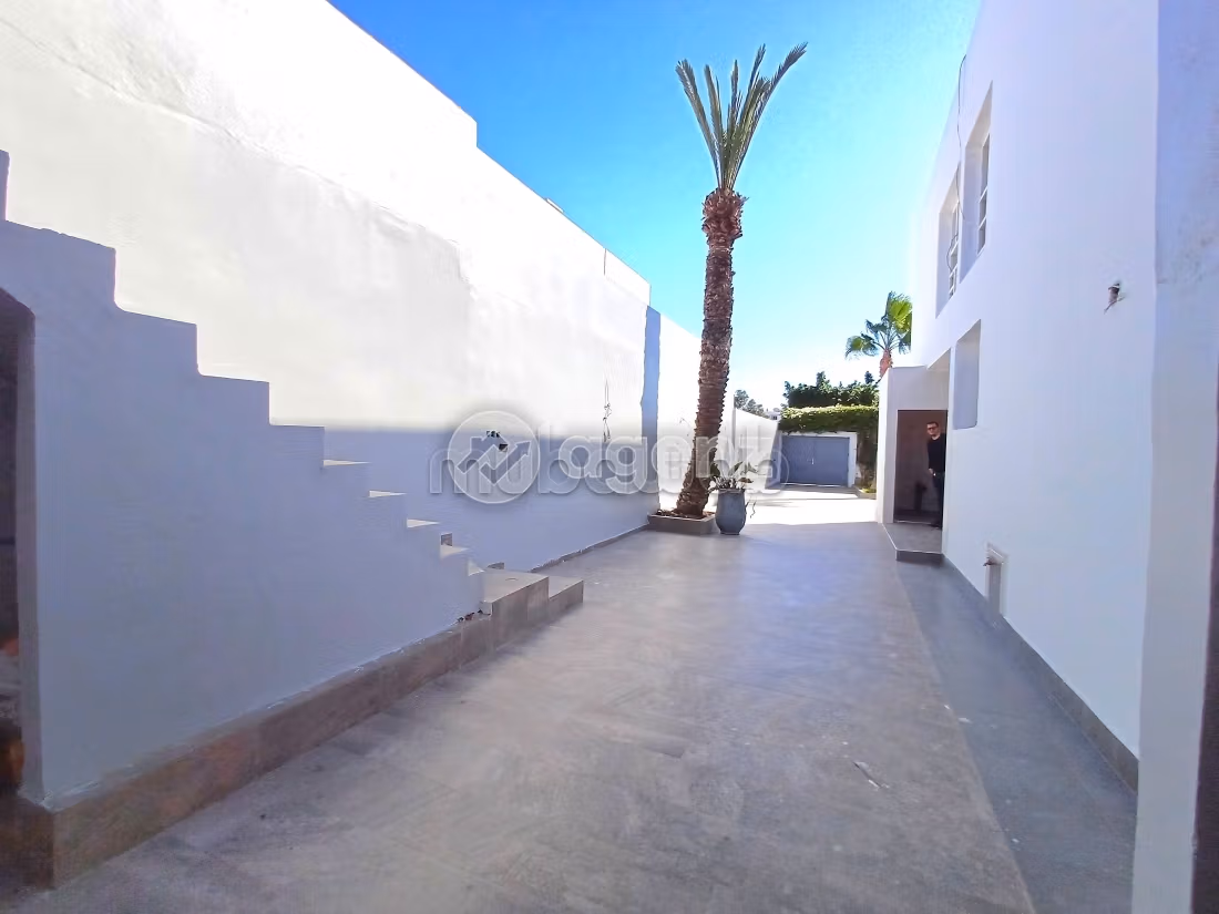 Luxury Villa for sale in Siusse. 6 rooms. Private garden, Cellar