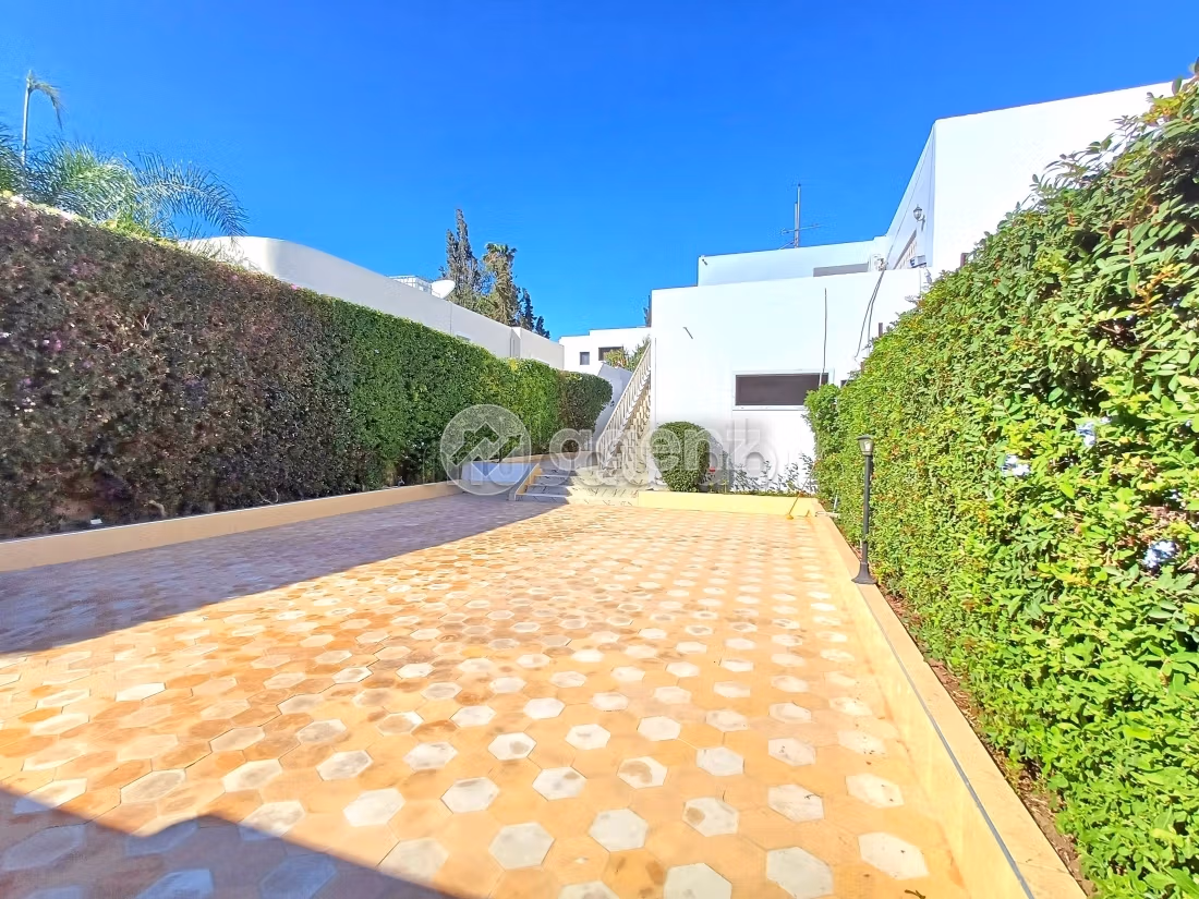 Luxury Villa for sale in Siusse. 6 rooms. Private garden, Cellar