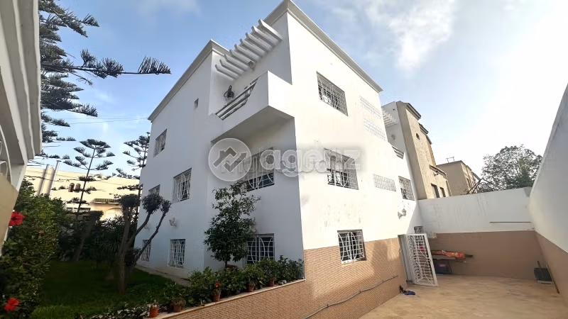 Se vende villa de lujo en La Siesta. 6 hermosas habitaciones. Jardín y garaje