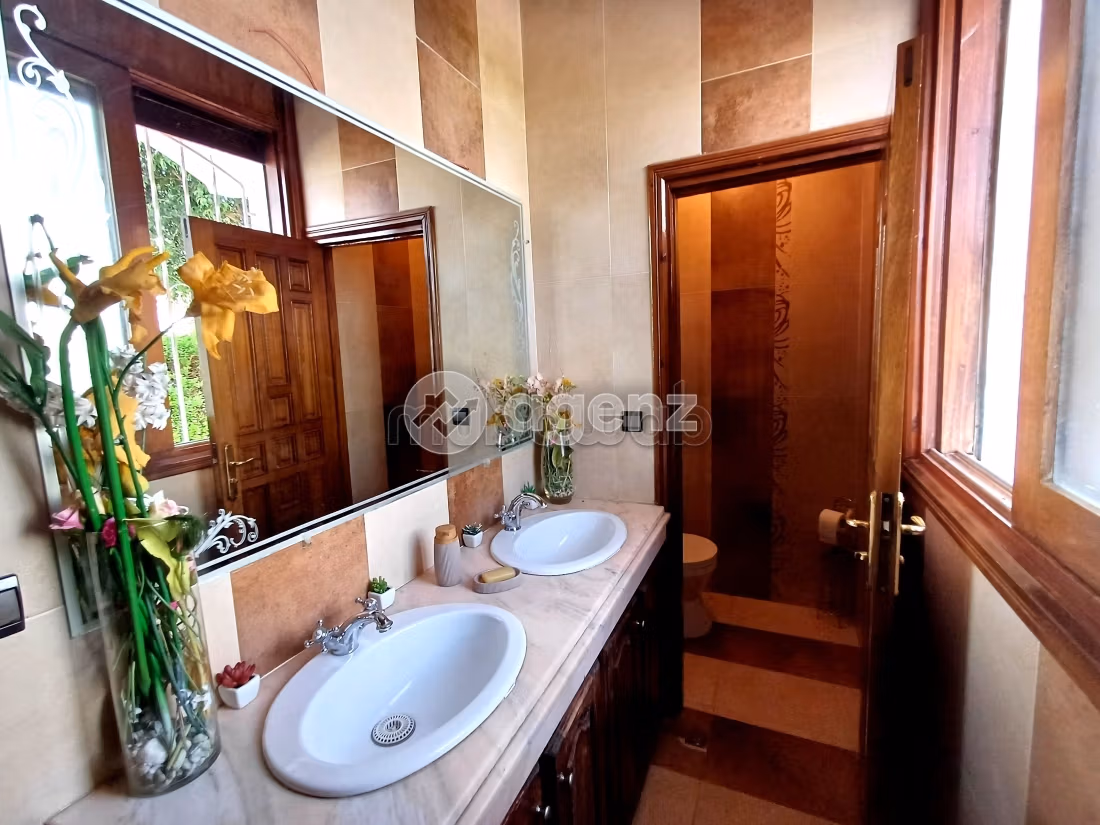 Magnifica villa in vendita a Route Immouzer. Superficie di 568 m². Terrazzo e garage