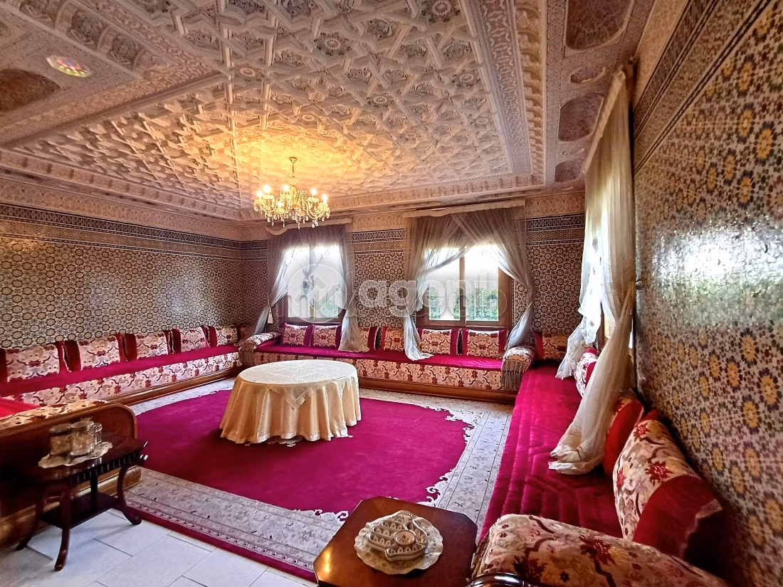 Magnifica villa in vendita a Route Immouzer. Superficie di 568 m². Terrazzo e garage