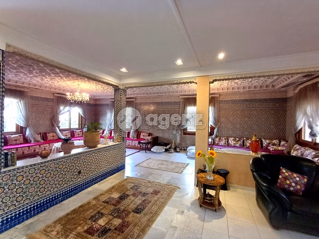 Magnifica villa in vendita a Route Immouzer. Superficie di 568 m². Terrazzo e garage