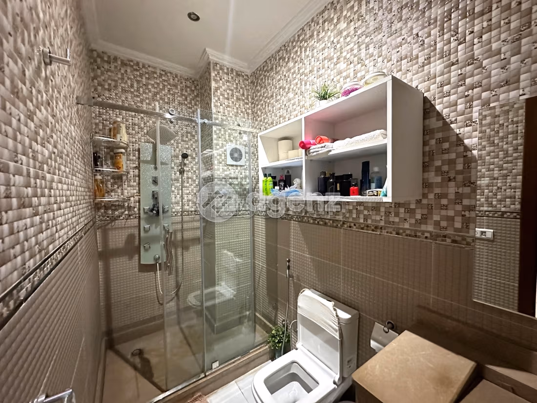 Beautiful house for sale. 6 rooms. Terrace and garden