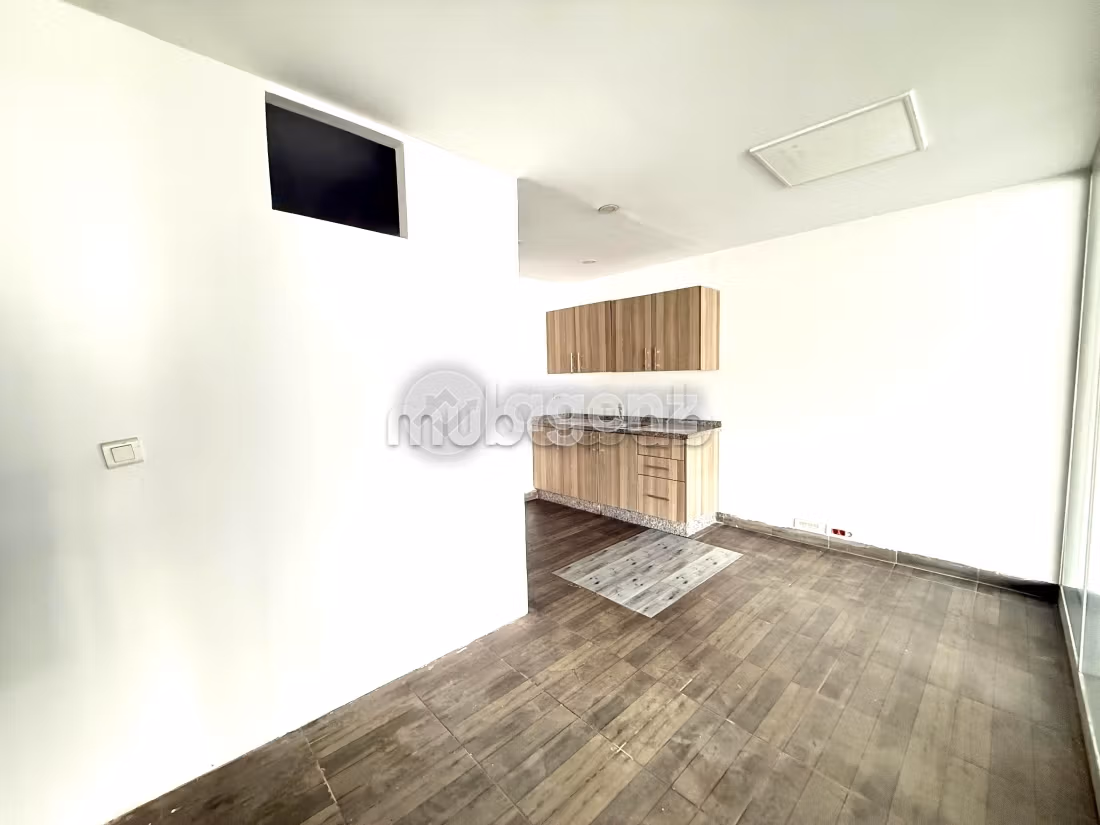 Comodo ufficio in affitto a Palmier. Superficie 237 m². Ascensore e garage