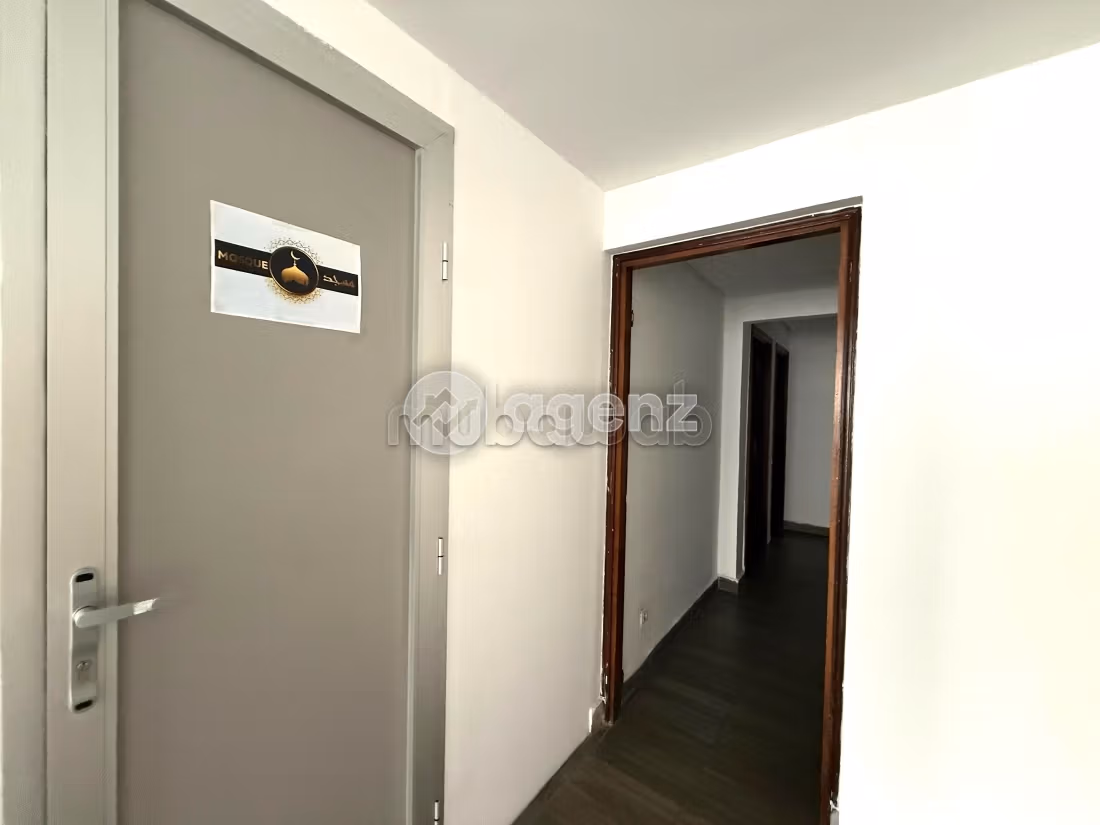 Comodo ufficio in affitto a Palmier. Superficie 237 m². Ascensore e garage