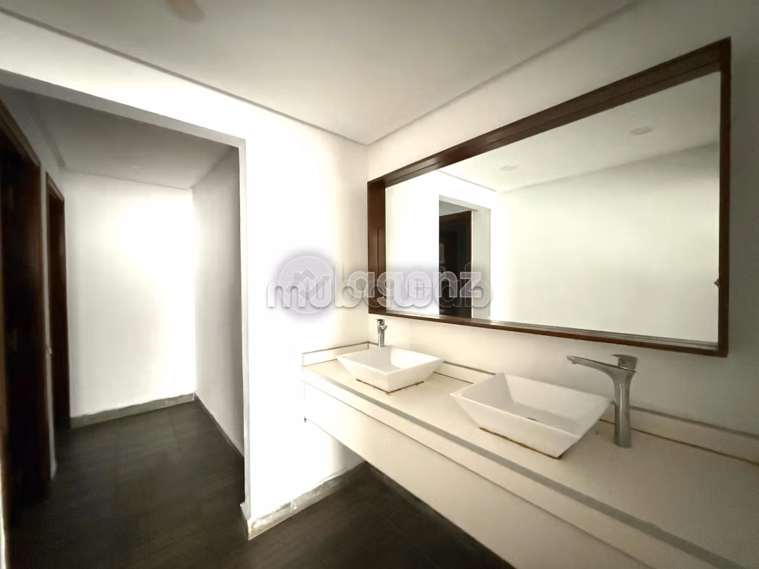 Comodo ufficio in affitto a Palmier. Superficie 237 m². Ascensore e garage
