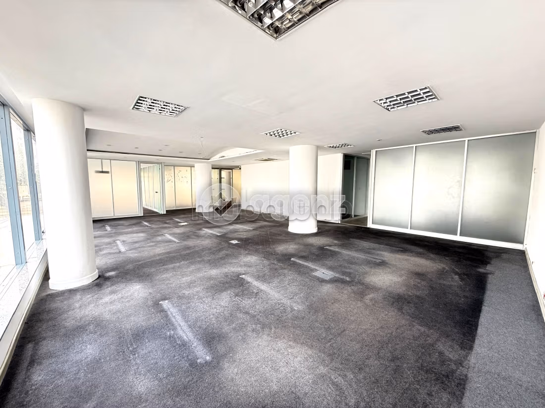 Comodo ufficio in affitto a Palmier. Superficie 237 m². Ascensore e garage