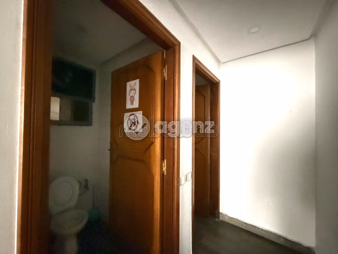 Comodo ufficio in affitto a Palmier. Superficie 237 m². Ascensore e garage