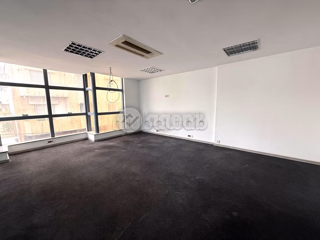 Comodo ufficio in affitto a Palmier. Superficie 237 m². Ascensore e garage