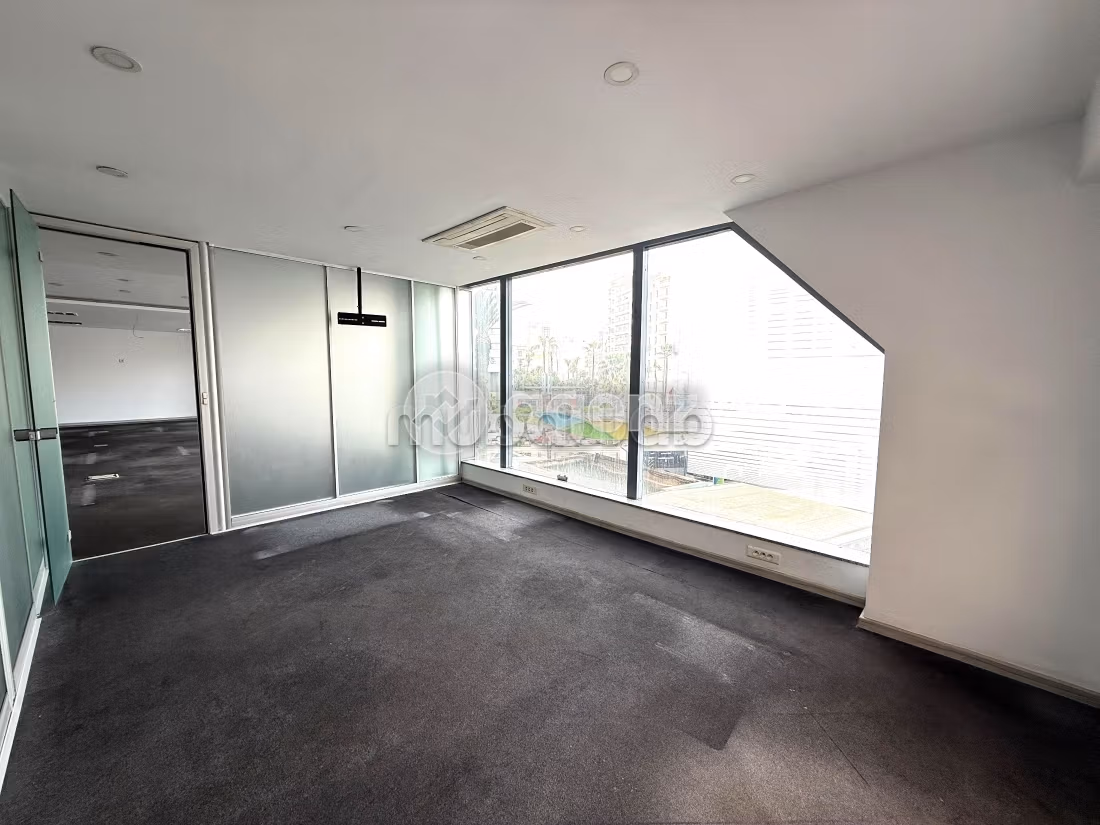 Comodo ufficio in affitto a Palmier. Superficie 237 m². Ascensore e garage