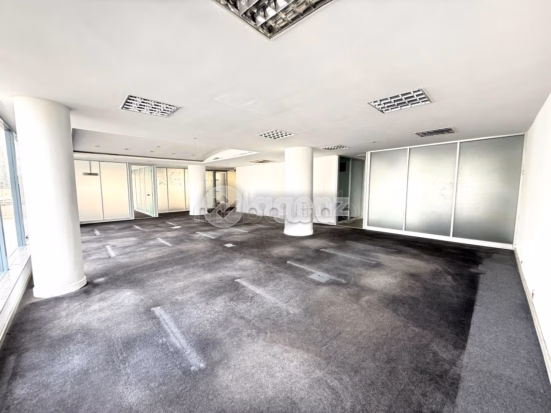 Comodo ufficio in affitto a Palmier. Superficie 237 m². Ascensore e garage