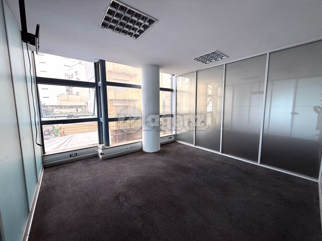 Comodo ufficio in affitto a Palmier. Superficie 237 m². Ascensore e garage