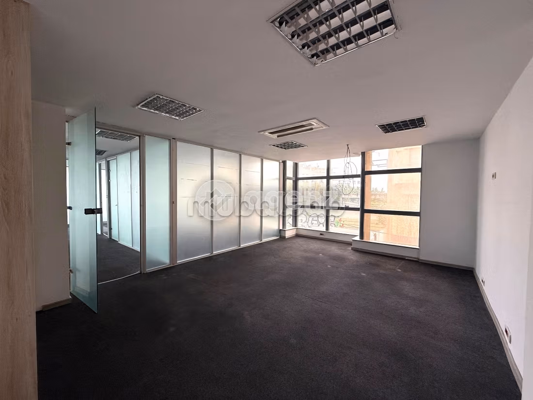 Comodo ufficio in affitto a Palmier. Superficie 237 m². Ascensore e garage