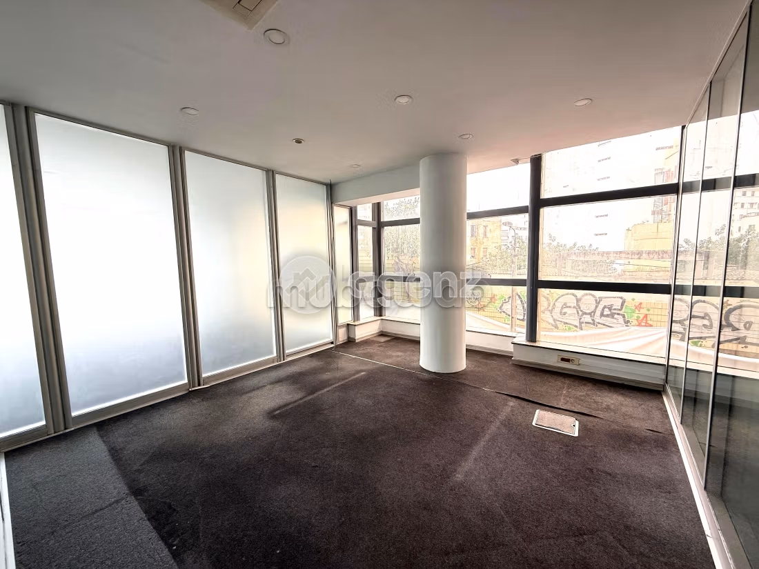 Comodo ufficio in affitto a Palmier. Superficie 237 m². Ascensore e garage