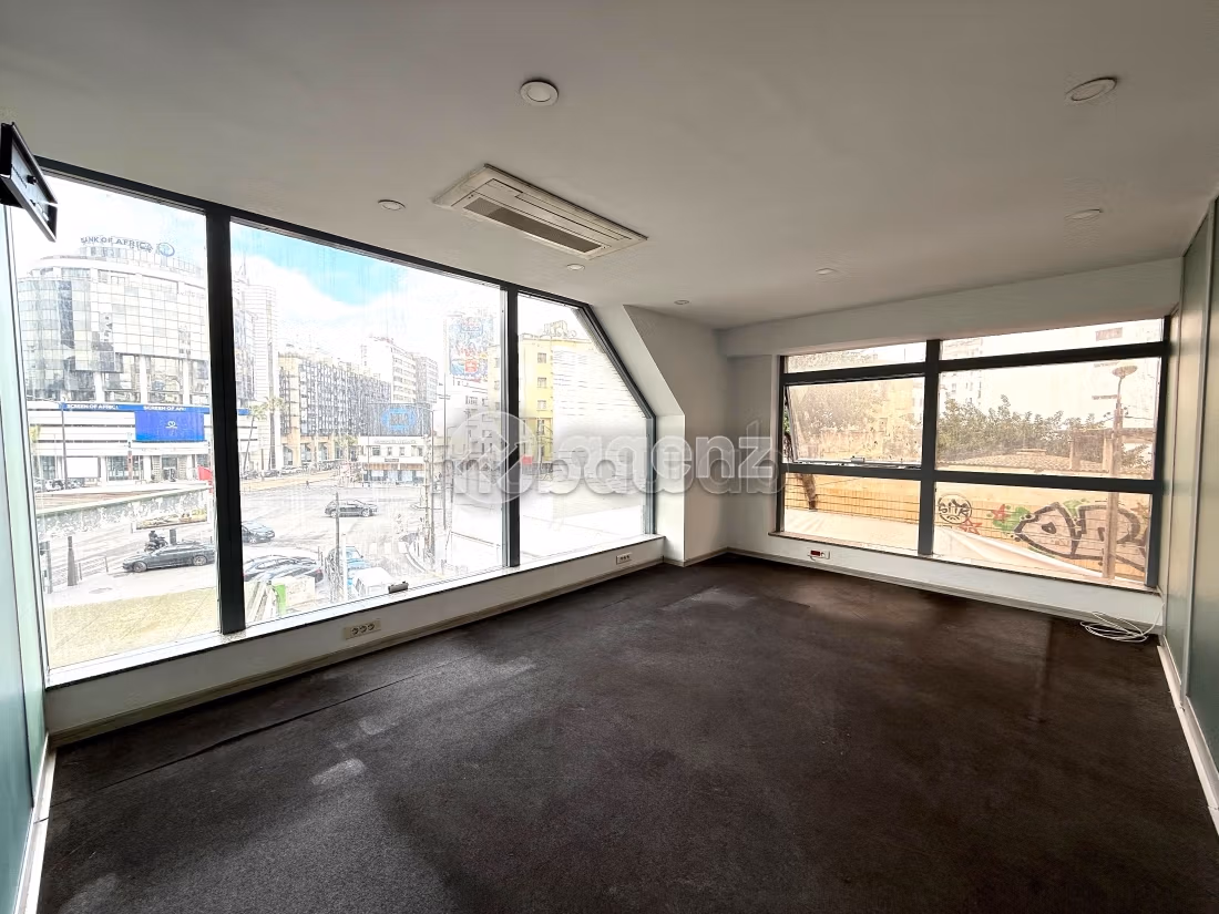Comodo ufficio in affitto a Palmier. Superficie 237 m². Ascensore e garage