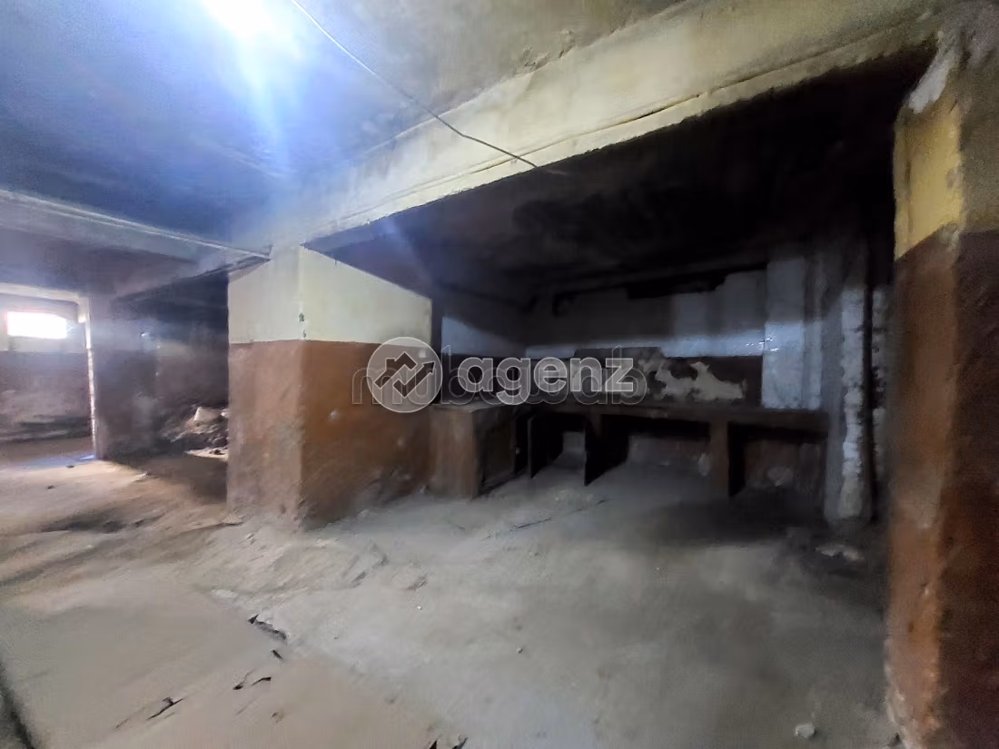Locale commerciale da affittare a Gauthier. Superficie di 355 m². Posto auto privato