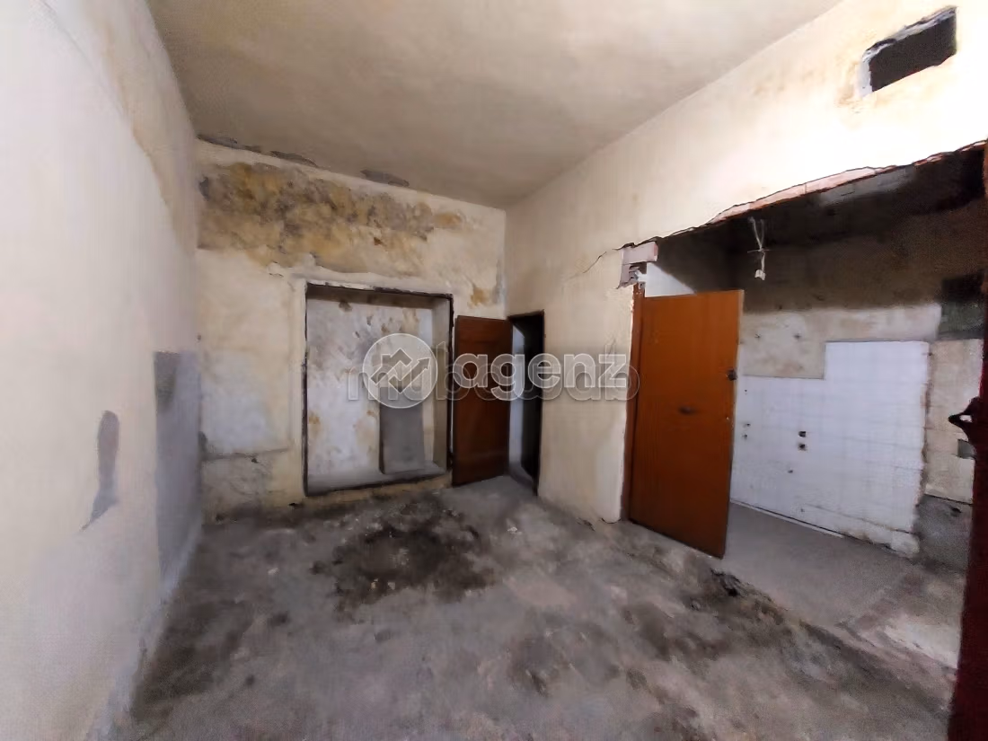 Locale commerciale da affittare a Gauthier. Superficie di 355 m². Posto auto privato