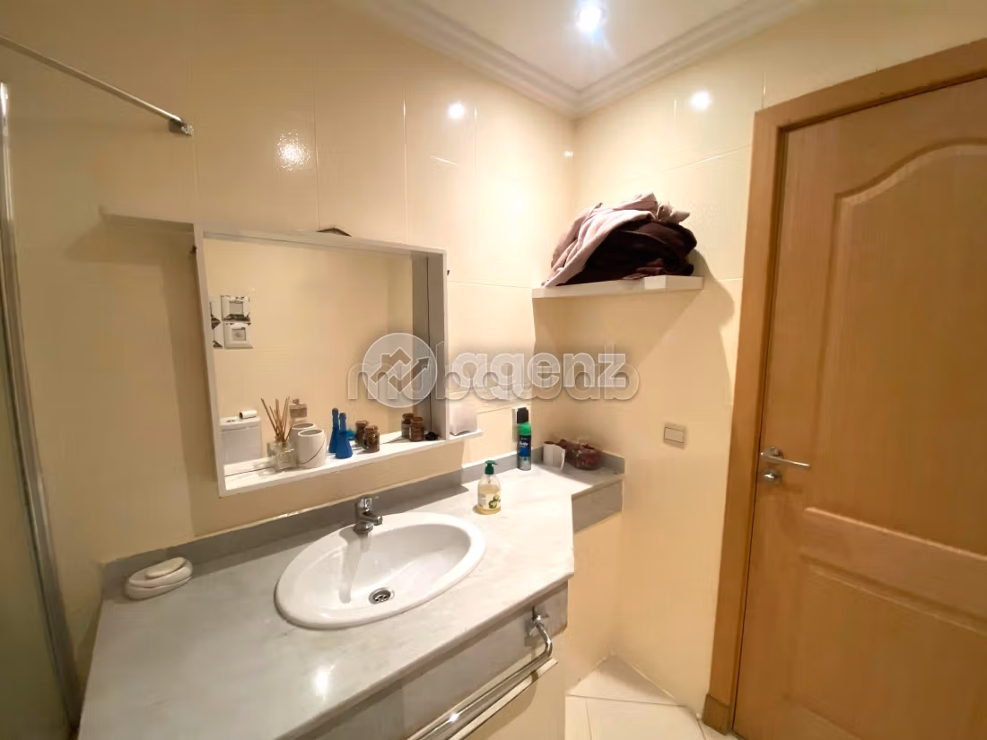 Apartment to purchase. 2 lovely rooms. With lift and terrace