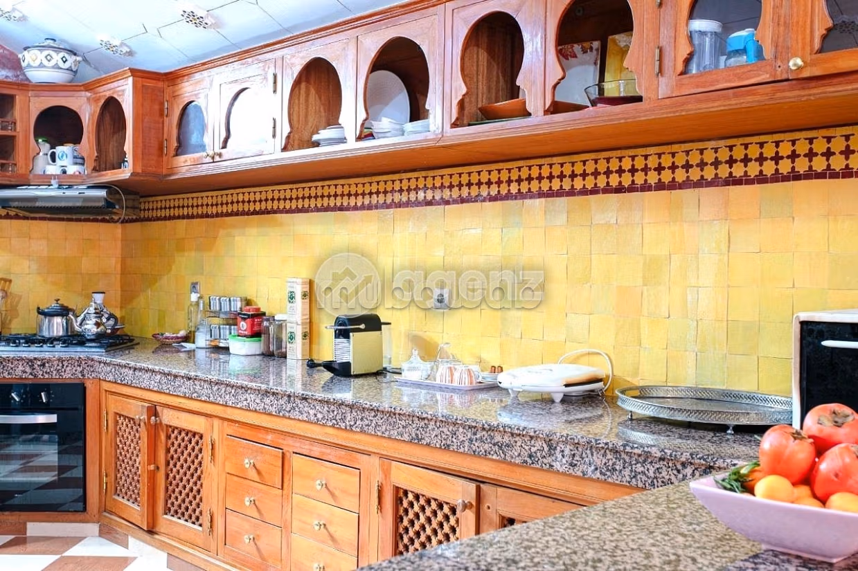 فيلا رائعة للبيع ب امرشيش. المساحة الإجمالية 270 م². مفروشة