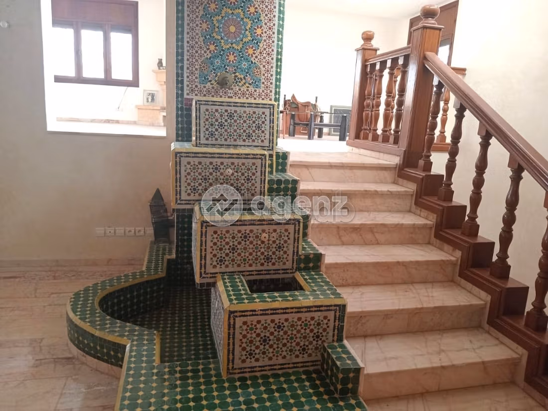 فيلا فخمة للايجار بدار بوعزة. 5 غرف رائعة. كراج