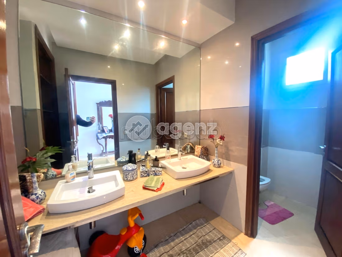 Nu te koop: villa's en luxe woningen in Laymoune. Totale oppervlakte 240 m². Tuin en garage