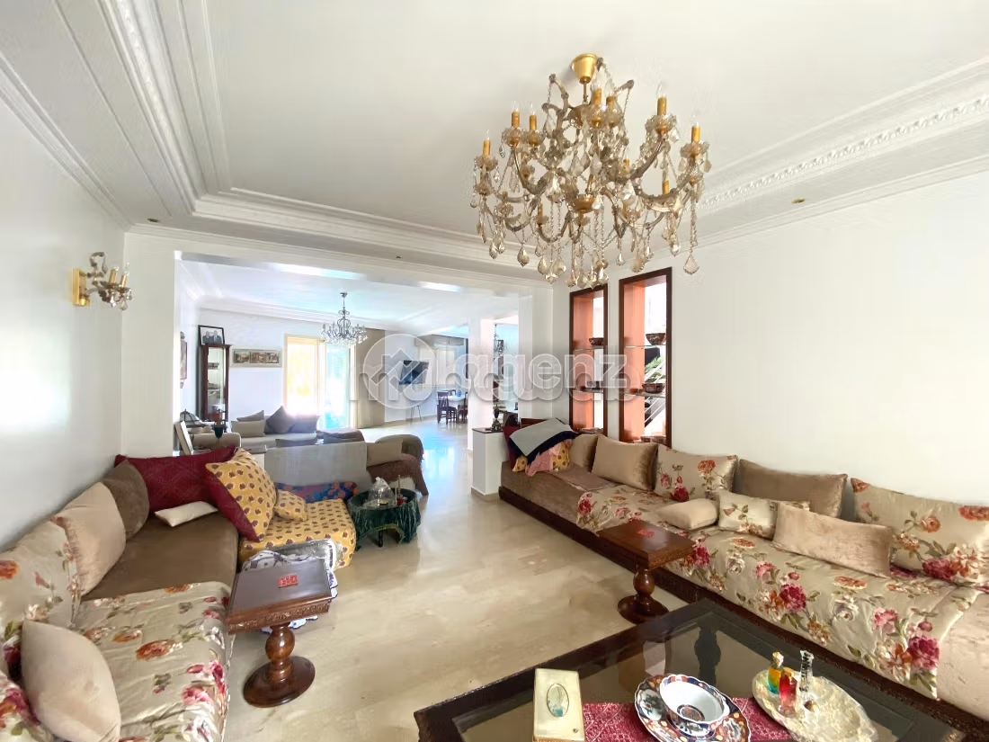 Nu te koop: villa's en luxe woningen in Laymoune. Totale oppervlakte 240 m². Tuin en garage