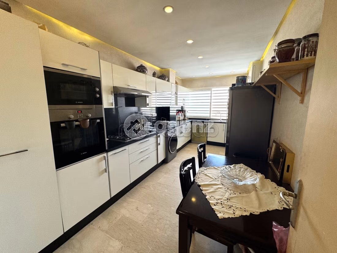 Se vende piso en Guéliz. 3 dormitorios. Con garaje y ascensor