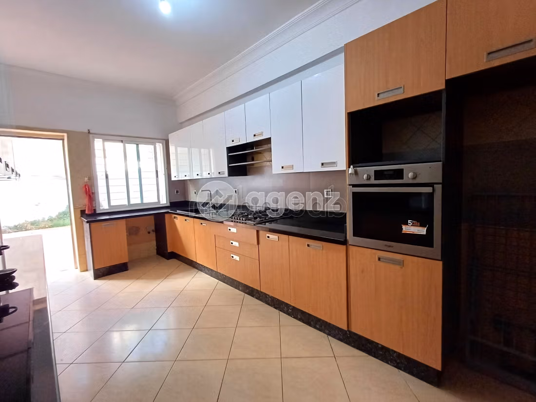 Fabulous apartment for sale. Area 143 m². No Lift, Balcony