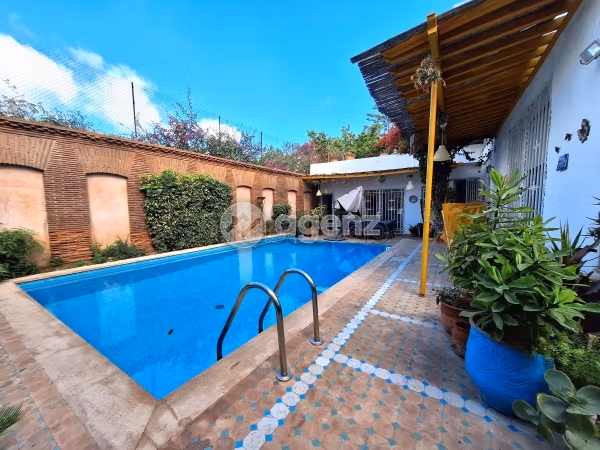 Esplendida villa en venta en Les princesses. Dimensión 596 m². Propiedad con piscina