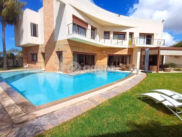Esplendida villa en venta en Californie. Superficie 1030 m². Plazas de parking y terraza