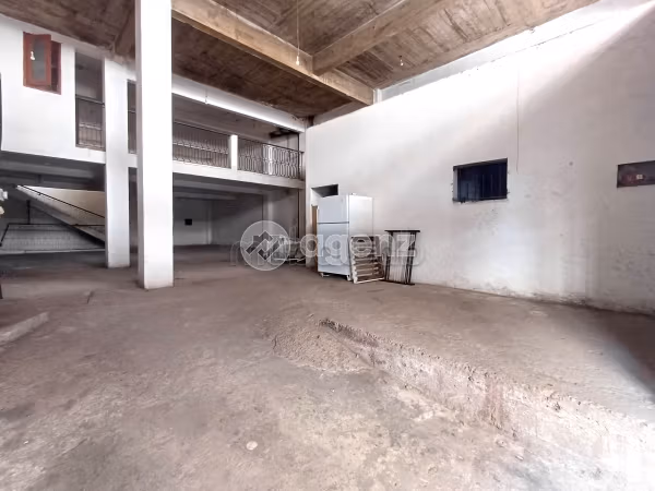 Locale commerciale in vendita a Les princesses. Superficie di 502 m²