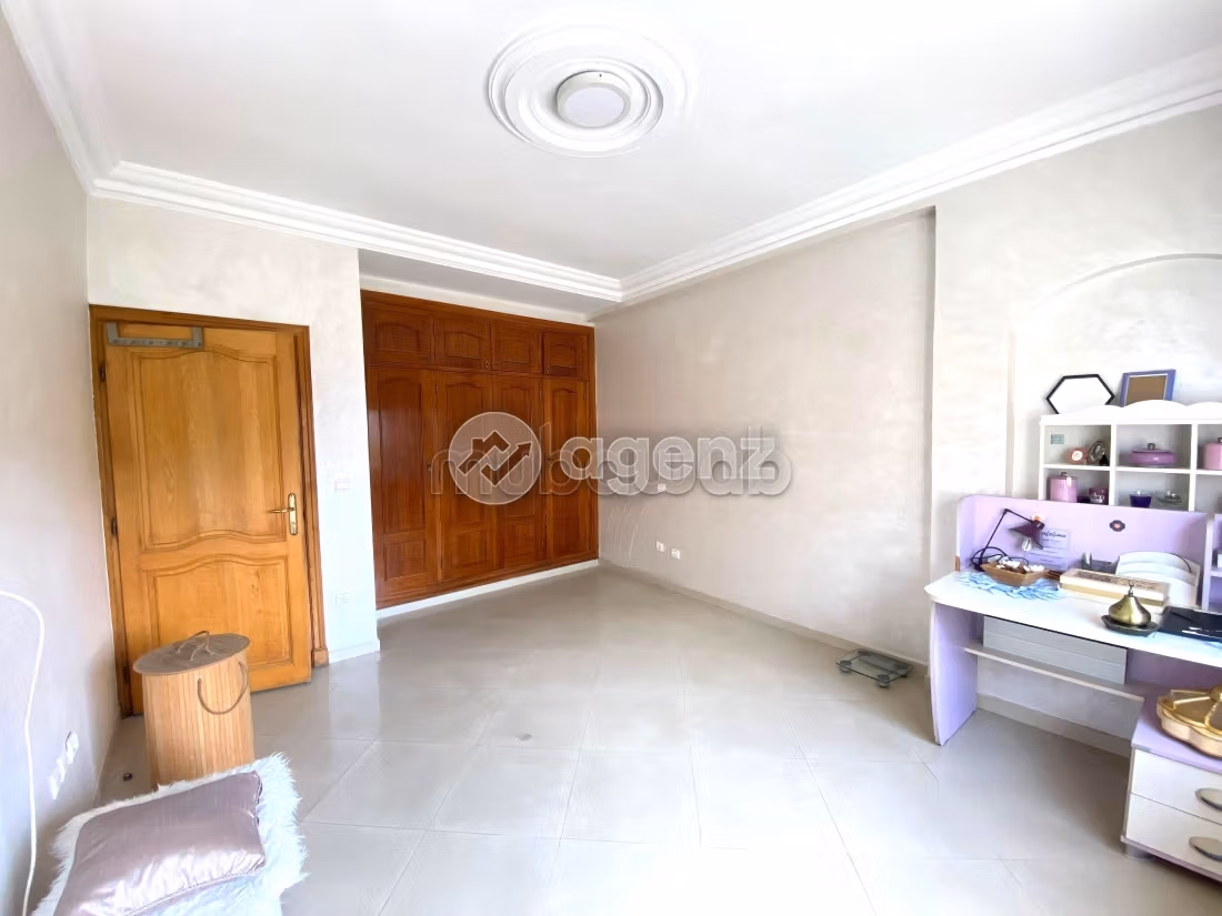 Villa di lusso in vendita. 5 belle camere da letto. Posto auto e giardino